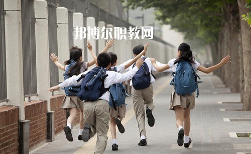 高職院校院校就是高等職業(yè)教育，是?？茖哟蔚膶W(xué)校，一般高職院校都是采取多種形式、多種機(jī)制、多種模式的原則辦學(xué)，實(shí)行學(xué)校推薦、自主擇業(yè)，對(duì)于想要報(bào)考幼師學(xué)校的同學(xué)來說，近來，就有許多家長(zhǎng)在咨詢關(guān)于四川哪些高職院校有幼師學(xué)校?那小編就簡(jiǎn)單給大家介紹一下。如果你有更多疑問，歡迎點(diǎn)擊右側(cè)的咨詢欄與我們交流。  古藺職業(yè)高級(jí)幼兒師范中學(xué)辦學(xué)規(guī)模 教學(xué)總值達(dá)一千多萬元。現(xiàn)有75個(gè)教學(xué)班，3800多名在校生，170多名教職工。2009年11有集團(tuán)下屬四川金沙江職業(yè)學(xué)院與學(xué)校聯(lián)合辦學(xué)，在校就讀的職高生可轉(zhuǎn)讀，套讀大專。  學(xué)校是古藺縣職業(yè)教育中心，古藺縣農(nóng)民工轉(zhuǎn)移培訓(xùn)中心，市文明單位，市德育工作先進(jìn)集體，市校風(fēng)示范學(xué)校，省校務(wù)公開先進(jìn)集體，省勞務(wù)開發(fā)培訓(xùn)基地，省重點(diǎn)中等職業(yè)學(xué)校，國(guó)家“星火計(jì)劃”科技培訓(xùn)學(xué)校。  古藺職業(yè)高級(jí)幼兒師范中學(xué)育人環(huán)境 學(xué)校實(shí)行開放式教學(xué)、封閉式管理。學(xué)校管理部門齊全，規(guī)章制度完善，辦學(xué)理念先進(jìn)，學(xué)習(xí)風(fēng)氣濃厚，課余活動(dòng)豐富。學(xué)校建設(shè)有校園網(wǎng)，學(xué)生可以隨時(shí)了解國(guó)內(nèi)外大事和查閱各種信息、資料。  古藺職業(yè)高級(jí)幼兒師范中學(xué)教學(xué)設(shè)施 學(xué)校建有三樓一底1200多平方米的綜合實(shí)訓(xùn)大樓。擁有多媒體教室、計(jì)算機(jī)實(shí)作室、多功能電子實(shí)作實(shí)驗(yàn)室、電子電器實(shí)訓(xùn)室、電子拖動(dòng)實(shí)訓(xùn)室、電工操作室、制冷操作室、理化生實(shí)驗(yàn)室、機(jī)械加工實(shí)訓(xùn)室、數(shù)控車床實(shí)作室、鉗焊工實(shí)作室、服裝制作室、繪畫室、階梯教室、練功房等。每間教室裝有廣播、閉路電視。擁有微機(jī)400臺(tái)、鋼琴30多臺(tái)、電動(dòng)縫紉機(jī)100多臺(tái)、實(shí)訓(xùn)電視機(jī)150臺(tái)、電冰箱60臺(tái)、機(jī)床多臺(tái)、彩電示教板、焊機(jī)、采煤工程相關(guān)設(shè)備等各類教學(xué)設(shè)備，總價(jià)值1000多萬元。圖書室藏書4萬冊(cè)，各類報(bào)刊180余種。同時(shí)，擁有各專業(yè)的校外生產(chǎn)實(shí)訓(xùn)基地。  古藺職業(yè)高級(jí)幼兒師范中學(xué)師資力量 學(xué)校有教職工170多人，本科學(xué)歷達(dá)90%以上。有高級(jí)教師39人，中學(xué)一級(jí)教師51人，“雙師型”教師30多人。他們不僅有扎實(shí)的理論功底，而且是技能訓(xùn)練的行家里手。教師有180多篇論文在國(guó)家、省、市級(jí)獲獎(jiǎng)。學(xué)校每年選送多名教師參加國(guó)家級(jí)技能培訓(xùn)，造就了一大批一專多能專業(yè)教師。  上面關(guān)于四川哪些高職院校有幼師學(xué)校，小編給大家介紹了。學(xué)校校園環(huán)境優(yōu)美，設(shè)施齊全，很適合讀書和生活，大家可以參考參考。小編想說的是，幼師不僅僅是一份職業(yè)，更多的是肩負(fù)著愛與責(zé)任，所以大家在校期間一定得認(rèn)真學(xué)習(xí)，才能勝任這份職業(yè)。如有更多報(bào)考專業(yè)或者選擇學(xué)校的問題，歡迎咨詢邦博爾網(wǎng)。