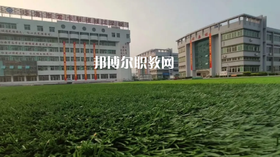 問：珠海索卡科技技工學校怎么樣、好不好?  答:珠海市索卡科技技工學校是經(jīng)珠海市人力資源和社會保障局批準成立，廣東索卡集團有限公司創(chuàng)辦的以培養(yǎng)中級技術人才為主的全日制中等技工學校。學校位于粵港澳大灣區(qū)的珠海市后花園高欄港經(jīng)濟區(qū)平沙鎮(zhèn)，是2020年珠海市西部地區(qū)僅有的一所中等職業(yè)學校。學校被列為廣東省足球協(xié)會(珠海)培訓實驗基地、珠海市新型技能人才培訓基地，珠海市國防與公共安全體驗基地。  珠海索卡科技技工學校就業(yè) 學校堅持校企合作的辦學思路，采取訂單式的人才培養(yǎng)模式，與省市足協(xié)和部分省內(nèi)外高等院校、眾多優(yōu)質(zhì)企業(yè)建立了校企合作關系，學生就業(yè)率保持在100%。索卡集團以“體育+旅游”產(chǎn)業(yè)開發(fā)為核心，多元化經(jīng)營，業(yè)務覆蓋體育、游艇、教育、酒店、醫(yī)療、康復康養(yǎng)、產(chǎn)業(yè)科研、商業(yè)運營、資本投資等領域，2019年正在珠海市平沙鎮(zhèn)投資建設“索卡國際足球小鎮(zhèn)”項目，計劃總投資60億元人民幣。  珠海索卡科技技工學校 學校規(guī)劃占地面積205畝，現(xiàn)有建筑面積約3萬平方米，環(huán)境優(yōu)美，交通便利，教學生活設施齊全，是一所獨具特色的技工學校。學校建有標準足球場、籃球場、排球場、羽毛球場、乒乓球場等活動場所。有教學樓、實訓樓、學生公寓樓、學術報告廳、學生社團活動中心等教育教學生活場所。  珠海索卡科技技工學校管理 學校管理科學規(guī)范，采取全封閉軍事化管理模式。學校有一支既能從事理論教學，又能指導實訓的“雙師型”隊伍。學校堅持“以就業(yè)為導向、以服務為宗旨、以質(zhì)量求生存、以管理樹形象、以特色謀發(fā)展，達到學生、家長、用人單位滿意”的辦學理念，根據(jù)市場需求，對接企業(yè)建專業(yè)，對接崗位設課程，根據(jù)興趣選專業(yè)，與就業(yè)市場緊密對接。  我們的起點可能很低，但我們要有扭轉(zhuǎn)局面的能力，努力把自己的成績提升上去，很多的學校都是看重統(tǒng)招的分數(shù)線的，只有把自己的學習提升上了了，你在考試中才能夠游刃有余，一次考試定乾坤，最后選擇有優(yōu)勢的學校。