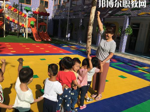 隨著我國人口基數(shù)的大幅上漲，我國幼兒園的數(shù)量呈現(xiàn)逐年遞增的趨勢，但符合現(xiàn)在教育標(biāo)準(zhǔn)的專業(yè)性幼兒教師卻少之又少，所以說幼兒教師行業(yè)是現(xiàn)目前非常有發(fā)展前途的行業(yè)之一。近日就有不少同學(xué)咨詢小編關(guān)于成都女生讀幼師學(xué)校學(xué)什么專業(yè)好?女生若是想學(xué)幼師類專業(yè)，可以選擇的專業(yè)方向是很多的，在這里就給大家介紹一下。  學(xué)前教育專業(yè)就業(yè)前景 在早期教育方面，0-3歲是人的一生中發(fā)展最重要的時期。一個人的學(xué)習(xí)能力的50%是在生命的頭4年中發(fā)展起來的，初生嬰兒的腦發(fā)育比15歲孩子快1000倍。很多思想和智力是在3歲前打下基礎(chǔ)的。0-3歲是嬰幼兒成長的關(guān)鍵期：最初的身體素質(zhì)、智力發(fā)展、個性品質(zhì)的形成于發(fā)展都是從這里開始的。越來越多的家長開始接受并重視早期教育，早期教育在我國經(jīng)過10余年的發(fā)展已經(jīng)形成相當(dāng)?shù)囊?guī)模，不僅是大城市，就算是三、四線城市也隨處可見大大小小的“親子園”“親子中心”“早教中心”等早教機構(gòu)，但專業(yè)的早期教育師資嚴重不足。  學(xué)前教育專業(yè)就業(yè)崗位 1、教師或兒童顧問;  2、兒童發(fā)展評估和指導(dǎo)人員、兒童教育和衛(wèi)生發(fā)展政策制定者、兒童教育咨詢專家——在有關(guān)政府機關(guān)、各大醫(yī)院的兒科門診工作;  3、兒童專欄節(jié)目采編人員——在報社、雜志社、電臺電視臺等媒體工作;  4、各類兒童用品開發(fā)的專業(yè)顧問或市場調(diào)查和分析專業(yè)人士等。  幼師專業(yè)介紹 培養(yǎng)目標(biāo)：本專業(yè)培養(yǎng)熱愛幼兒教育事業(yè)，能適應(yīng)幼兒教育改革與發(fā)展的需要，關(guān)愛幼兒，有良好的師德、寬厚的科學(xué)文化知識和扎實的學(xué)前教育專業(yè)理論，具有過硬的專業(yè)技能、教育能力及教育研究的意識和能力，綜合素質(zhì)高，能在托幼機構(gòu)從事0-6歲保教、管理工作的幼兒教師。  核心課程：舞蹈，視唱，琴法，樂理，聲樂，美術(shù)，鍵盤和聲與伴奏，幼兒歌曲伴奏，玩教具制作，教師口語，教師禮儀，幼兒游戲與主持，幼兒教育學(xué)，兒童文學(xué)，幼兒衛(wèi)生與保健，幼兒心里學(xué)，幼師英語，珠心算等。  女生讀學(xué)前教育怎么樣 學(xué)前教育前景不錯，對女孩來說尤其是不錯的選擇。特別是有品牌的幼兒園，十分吃香。  隨著我國幼教事業(yè)的迅速發(fā)展，對于幼兒教師和管理人員的需求驟增，幼師專業(yè)的畢業(yè)生供不應(yīng)求。盡管今年來全國各地一些院校增建了學(xué)前教育專業(yè)來培養(yǎng)幼兒教師，仍然不能滿足整個社會的需求。  國家中長期教育改革和發(fā)展規(guī)劃綱要(2010-2020年)中指出，到2020年，普及學(xué)前一年教育，基本普及學(xué)前兩年教育，重視0至3歲嬰幼兒教育。大力發(fā)展公辦幼兒園，積極扶持民辦幼兒園。嚴格執(zhí)行幼兒教師資格標(biāo)準(zhǔn)，依法落實幼兒教師地位和待遇。  上面關(guān)于成都女生讀幼師學(xué)校學(xué)什么專業(yè)好，小編給大家介紹了。幼教專業(yè)現(xiàn)在已經(jīng)成為了當(dāng)代女生選擇的熱門的教育行業(yè)之一。因為幼師是孩子成長關(guān)鍵的存在，越來越多的孩子需要受到教育，幼兒教師在今后的道路是很寬廣的。對于女生來說，幼師專業(yè)還是不錯的，因為將來從事工作上會有許多優(yōu)勢，比較好就業(yè)。