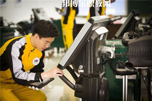 如今，汽修行業(yè)成為了當(dāng)下最熱門的行業(yè)，這已經(jīng)是一個(gè)不爭的事實(shí)了，很多汽修企業(yè)都需要經(jīng)驗(yàn)豐富的優(yōu)秀人才，汽修人才缺口很大，這使很多學(xué)生都想報(bào)考汽修學(xué)校，近日就有同學(xué)咨詢小編關(guān)于成都設(shè)有汽修學(xué)校的公辦大專學(xué)校?成都有很多公辦大專學(xué)校都開設(shè)了汽修類相關(guān)專業(yè)，在這里小編就給大家簡單介紹一下。  成都紡織高等?？茖W(xué)校辦學(xué)性質(zhì)：公辦大學(xué)  成都紡織高等專科學(xué)校簡介 成都紡織高等?？茖W(xué)校是四川省政府舉辦的全日制普通高等學(xué)校，直屬四川省教育廳，是中國西南地區(qū)唯一獨(dú)立建制的紡織類高等學(xué)校，國家骨干高等職業(yè)院校建設(shè)單位、四川省首批示范性高等職業(yè)院校建設(shè)單位。  學(xué)校地處四川省成都市犀浦鎮(zhèn)，校園面積616畝，原成都市世界樂園已改建成為學(xué)校北苑校區(qū)。學(xué)校環(huán)境優(yōu)美，交通便利，設(shè)施優(yōu)良，成灌高鐵、成都地鐵2號線可達(dá)學(xué)校。  成都紡織高等?？茖W(xué)校歷史沿革 學(xué)校前身為創(chuàng)立于1939年的國立中央技藝?？茖W(xué)校，秉承“服務(wù)紡織、服務(wù)社會、服務(wù)學(xué)生、服務(wù)人民”的辦學(xué)理念和培養(yǎng)具有“工程師之素養(yǎng)、技工之身手”的育人傳統(tǒng)，艱苦奮斗，薪火相傳，形成了“敬業(yè)奉獻(xiàn)、民主和諧、自強(qiáng)不息、追求卓越”的學(xué)校精神、“德修于正、學(xué)究于行”的校訓(xùn)、“團(tuán)結(jié)、勤奮、求實(shí)、創(chuàng)新”的校風(fēng)、“范、勤、嚴(yán)、愛”的教風(fēng)、“好學(xué)、善問、勤思、篤行”的學(xué)風(fēng)。  改革開放以來，學(xué)校緊緊抓住我國經(jīng)濟(jì)社會和高等教育快速發(fā)展的歷史機(jī)遇，深化改革、銳意進(jìn)取、科學(xué)發(fā)展，辦學(xué)條件不斷改善，辦學(xué)水平顯著提高，為區(qū)域經(jīng)濟(jì)社會發(fā)展和我國紡織產(chǎn)業(yè)的發(fā)展做出了應(yīng)有貢獻(xiàn)。  成都紡織高等?？茖W(xué)校汽車檢測與維修技術(shù)專業(yè) 培養(yǎng)目標(biāo)：本專業(yè)培養(yǎng)適應(yīng)社會主義市場經(jīng)濟(jì)發(fā)展需要的、具有良好專業(yè)素質(zhì)和職業(yè)技能的從事汽車檢測、維修及相關(guān)工作的高素質(zhì)、高技能工程應(yīng)用型人才。  主要課程：工程制圖、機(jī)械基礎(chǔ)、液壓氣動技術(shù)、發(fā)動機(jī)與汽車?yán)碚?、電工與電子技術(shù)基礎(chǔ)、汽車發(fā)動機(jī)構(gòu)造與維修、汽車底盤構(gòu)造與維修、汽車故障診斷與維修、汽車電氣設(shè)備構(gòu)造與維修、汽車專項(xiàng)高級技能與訓(xùn)練。  專業(yè)師資：教授2人、副教授5人、講師10人、工程師3人、技師3人。  教學(xué)成果：參加四川省汽車維修與故障診斷技能大賽二等獎;發(fā)表科研論文12篇。  就業(yè)情況：畢業(yè)生主要面向汽車維修及其它汽車服務(wù)業(yè)從事汽車檢測、維修及相關(guān)技術(shù)服務(wù)工作。  就業(yè)率近5年保持在95%以上，畢業(yè)后半年平均收入3094元/月、專業(yè)相關(guān)度71%。  上面關(guān)于成都設(shè)有汽修學(xué)校的公辦大專學(xué)校，小編簡單的介紹了，公辦學(xué)校的優(yōu)勢在于，在收費(fèi)和政府支持上有一定的優(yōu)勢，無論你上的是公辦學(xué)校還是民辦學(xué)校，同學(xué)們都要記住，重要的不是你上的是什么學(xué)校，而是你真正能在學(xué)校學(xué)到些什么東西，這才是最重要的事情。