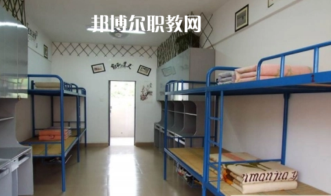 貴定縣技工學(xué)校報(bào)名條件、招生要求、招生對(duì)象是什么要求呢?每一個(gè)學(xué)校在招收學(xué)生的時(shí)候都是會(huì)有自己的要求的，同學(xué)們?cè)谡覍W(xué)校的時(shí)候也特別的擔(dān)心自己能不能符合到學(xué)校，小編就遇到很多這樣的學(xué)生來(lái)問(wèn)，為了幫助同學(xué)們了解，小編就來(lái)整理一下學(xué)校這方面的要求。  貴定縣技工學(xué)校招生對(duì)象和條件 具有本縣戶籍井且參加當(dāng)年中招考試，品德合格、身體健康，自愿報(bào)名的應(yīng)屆初中畢業(yè)生     貴定縣技工學(xué)校錄取方式 根據(jù)當(dāng)年高中錄取分?jǐn)?shù)線下浮50分以內(nèi)，錄滿名額為止。  貴定縣技工學(xué)校就讀形式 第一學(xué)年在貴定職校就讀，開(kāi)設(shè)普通高中一年級(jí)課程，適當(dāng)增加職業(yè)技能基礎(chǔ)課。一年后通過(guò)參加由貴定一中統(tǒng)一組織的選拔考試，按比例分流到貴定一中就讀。也可根據(jù)自己的意向選擇我校專業(yè)就讀，走技能成才之路，通過(guò)備考后報(bào)讀高職院校。  貴定縣技工學(xué)校校企合作 為貫徹落實(shí)好國(guó)家關(guān)于加強(qiáng)東西部扶貧協(xié)作的要求，進(jìn)一步加強(qiáng)職業(yè)教育東西協(xié)作，發(fā)揮職業(yè)教育助推脫貧攻堅(jiān)的重要作用。5月7日，副縣長(zhǎng)荊茂團(tuán)、政府辦副主任韋凱倫、扶貧辦副主任蔡健一行，來(lái)到貴定職校開(kāi)展關(guān)于廣州市南沙區(qū)“美的集團(tuán)”專項(xiàng)結(jié)對(duì)幫扶調(diào)研會(huì)議，貴定縣人力資源和社會(huì)保障局副局長(zhǎng)、黨組副書(shū)記、貴定職校校長(zhǎng)周傳德同志、副校長(zhǎng)羅連慧等參加了會(huì)議。  會(huì)上，荊茂團(tuán)副縣長(zhǎng)首先指出：要貫徹好國(guó)家“東西協(xié)作”的要求，落實(shí)好東部地區(qū)幫助西部地區(qū)盡快實(shí)現(xiàn)全面脫貧的工作，他強(qiáng)調(diào)，在職業(yè)教育上解決學(xué)生就業(yè)問(wèn)題是關(guān)鍵。他還向貴定職校校長(zhǎng)周傳德同志提出希望：希望貴定職校能輸送專業(yè)性強(qiáng)的學(xué)生到廣州市南沙區(qū)“美的集團(tuán)”工作，解決學(xué)生就業(yè)難的問(wèn)題。隨后，周校長(zhǎng)向荊副縣長(zhǎng)匯報(bào)了我校當(dāng)前面臨的**困難是缺乏專業(yè)教師和教學(xué)設(shè)施設(shè)備，希望廣州方面能夠給予幫助。  荊副縣長(zhǎng)立即表示：廣州市南沙區(qū)“美的集團(tuán)”會(huì)派相關(guān)的專業(yè)人員到貴定職校進(jìn)行培訓(xùn)和指導(dǎo)，并希望我校派出相關(guān)專業(yè)教師到美的集團(tuán)進(jìn)行交流學(xué)習(xí)，目的是加快校企合作的廣度與深度，促進(jìn)教學(xué)、師資隊(duì)伍質(zhì)量的全面提升，提高就業(yè)簽約率與對(duì)口率;如果我校與“美的集團(tuán)”確定校企合作關(guān)系后，“美的集團(tuán)”將會(huì)給學(xué)校提供相關(guān)的專業(yè)設(shè)施設(shè)備，開(kāi)展師資能力培訓(xùn)等，以提高專業(yè)的教育教學(xué)質(zhì)量，真正實(shí)現(xiàn)“一人就業(yè)、全家脫貧”。  小編為同學(xué)們整理了關(guān)于學(xué)校的招生條件這些，實(shí)際上正常畢業(yè)的同學(xué)基本都是可以就讀的，只是在學(xué)習(xí)專業(yè)的時(shí)候同學(xué)們需要慎重一點(diǎn)，有的專業(yè)是有專業(yè)要求的，那個(gè)就必須符合，因?yàn)殛P(guān)系到今后的就業(yè)的情況的，小編建議同學(xué)們?nèi)绻_實(shí)是要就讀職校的話都要提前一點(diǎn)選擇好。