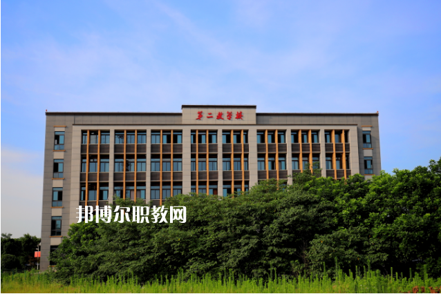 重慶工貿(mào)高級技工學(xué)校2022年報名條件、招生要求、招生對象