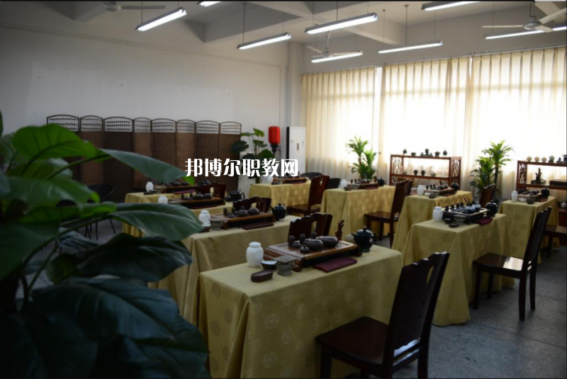 重慶工藝美術(shù)學(xué)校2022年學(xué)費(fèi)、收費(fèi)多少