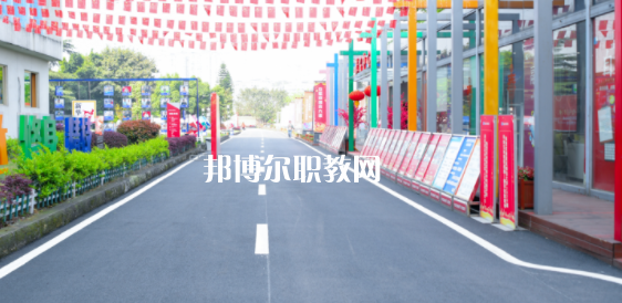 重慶新華電腦學(xué)校地址在哪里，哪個(gè)地區(qū)，哪個(gè)城市?