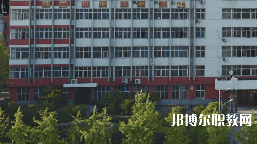 開灤技師學(xué)院招生計劃?每年學(xué)校在招生季節(jié)都會公布自己的招生計劃，那么學(xué)生們在對學(xué)校所進行選擇的時候，是可以具體看看一所學(xué)校的招生計劃，然后再看看學(xué)校所公布的招生要求是否是自己可以滿足的，從而決定對學(xué)校的報讀。  一、開灤技師學(xué)院招生計劃一覽表 二、開灤技師學(xué)院招生情況 1、開灤技師學(xué)院招生條件、要求  身高:1.55米以上。  體重:不低于50公斤，高限不超過標(biāo)準(zhǔn)體重的50%。  視力:裸眼視力左右均在4.7(含47)以上，砂眼左右無第二期三個“十”者，無色弱、色盲者。  耳病:無化膿性中耳炎者。  聽力:左右兩側(cè)均大于80%(包括80%分貝)。  鼻病:無萎縮性鼻炎及較重肥大性鼻炎者。  血壓:90mmHg<收縮壓<140mmHg、60mmHg<舒張壓<90mmHg  心臟:二級收縮期雜音以下和心率在90次/分以下者。  肺臟:無慢性支氣管炎 支氣管哮喘、肺結(jié)核、結(jié)核性胸膜炎等呼吸系統(tǒng)慢性病。  腹部無任何腫物和肝、脾不腫大者(肝大一公分以內(nèi)功能正常者除外)。  對紋身者,面部、頸部紋身直徑不超過2cm，著短裝身體其他裸露部位直徑不超過3cm。面部、頸部紋身直徑超過2cm或其他部位超過3cm的，不合格;如本人能夠積極處理，可視為合格。  輔助檢查、胸透、化驗正常者。  其他:無殘疾、無駝背、無畸形、無較重之扁平足或拇指外翻 無腿部或精索靜脈曲張者,無難治或面積較大之皮膚疾病,無痔或漏者，無疝氣者，無多發(fā)性淋巴腺腫大者，無較重慢性病者，無不適合招錄崗位所要求的身體條件者。  2、開灤技師學(xué)院招生對象  中考生和往屆生，  三、開灤技師學(xué)院簡介 學(xué)校服務(wù)河北省能源、裝備制造等傳統(tǒng)產(chǎn)業(yè)升級，服務(wù)京津冀產(chǎn)業(yè)智慧化水平提升的發(fā)展需求，瞄準(zhǔn)河北省新興產(chǎn)業(yè)、現(xiàn)代服務(wù)業(yè)創(chuàng)新發(fā)展戰(zhàn)略，對接能源(煤炭)，裝備制造、現(xiàn)代服務(wù)業(yè)等產(chǎn)業(yè)設(shè)置專業(yè)，開設(shè)電氣自動化設(shè)備安裝與維修、煤礦技術(shù)、電子商務(wù)、計算機網(wǎng)絡(luò)技術(shù)等專業(yè)16個。  2020年突出發(fā)展現(xiàn)代服務(wù)業(yè)的要求，增設(shè)《幼兒教育》專業(yè)。經(jīng)過幾年發(fā)展，逐步形成“裝備制造業(yè)與現(xiàn)代服務(wù)業(yè)共同主導(dǎo)、傳統(tǒng)產(chǎn)業(yè)與新興產(chǎn)業(yè)雙輪驅(qū)動的發(fā)展格局”相適應(yīng)的專業(yè)布局。  四、開灤技師學(xué)院口碑 校友評價：開灤技師學(xué)院地理位置優(yōu)越，交通十分方便。  校友評價：開灤技師學(xué)院畢業(yè)生就業(yè)前景光明。