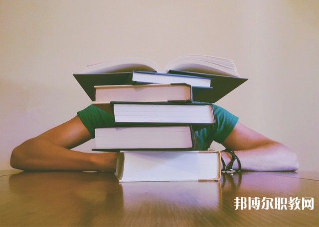 河南哪里的職業(yè)學(xué)校能讀計(jì)算機(jī)平面設(shè)計(jì)專業(yè)