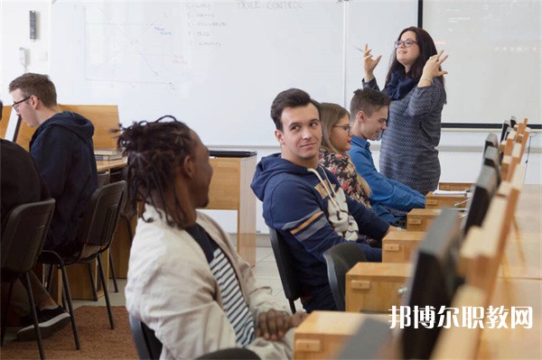 廣東哪里的職業(yè)學校能讀工藝美術(shù)(室內(nèi)外裝潢設計）專業(yè)