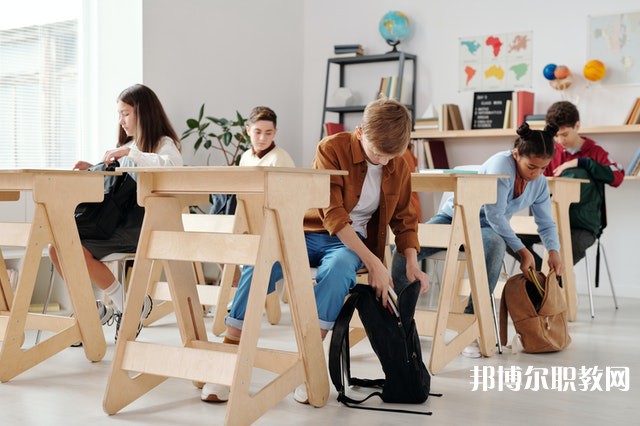 廣西哪里的職業(yè)學(xué)校能讀網(wǎng)頁平面設(shè)計專業(yè)